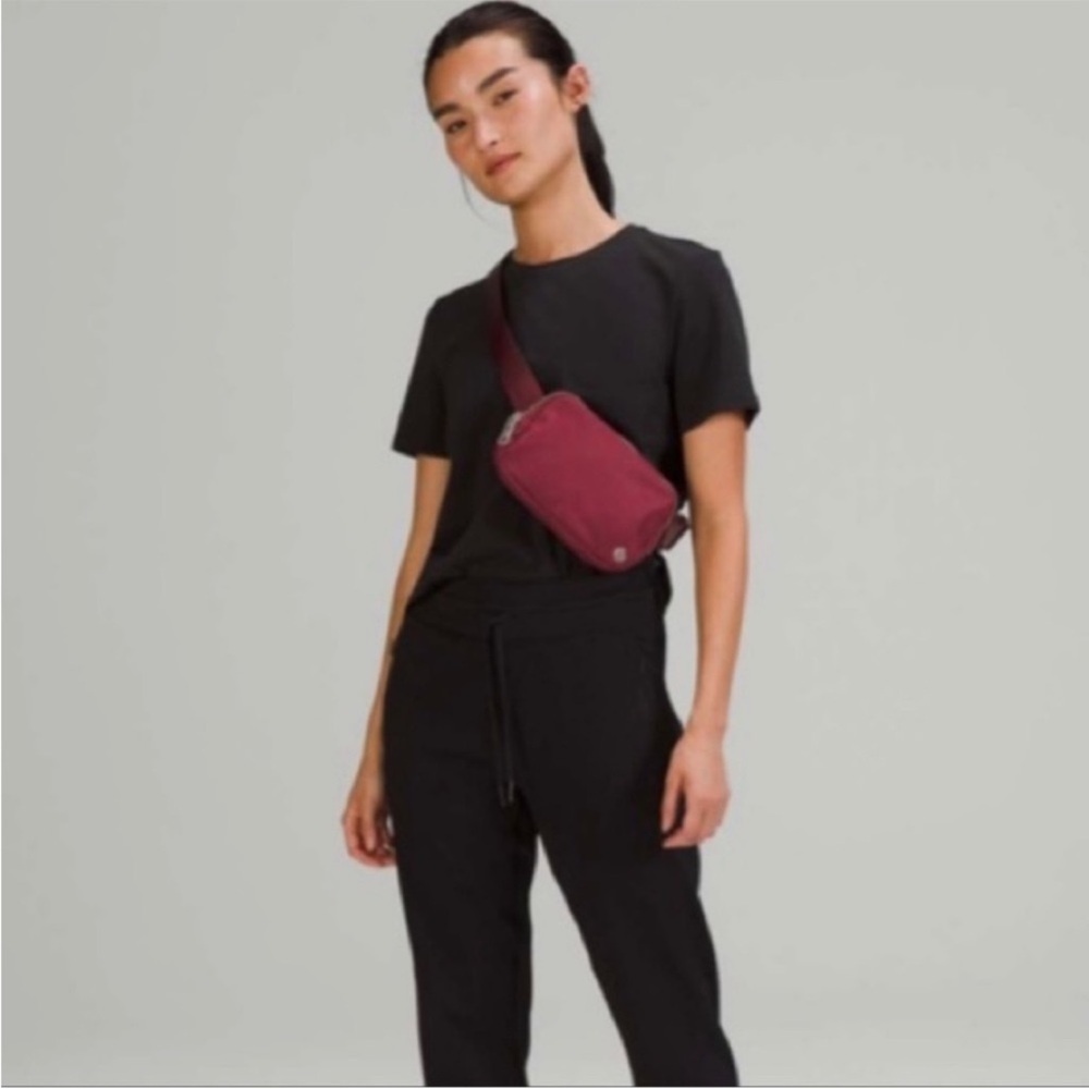 Lululemon Everywhere Adjustable Strap Belt Bag Burgundy Travel Vacation - Picture 2 of 12